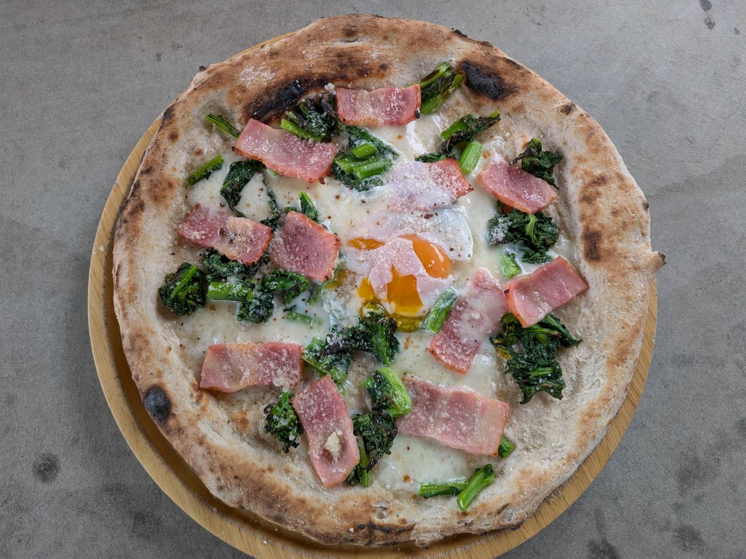 畑の菜の花とベーコン・半熟卵のビスマルク